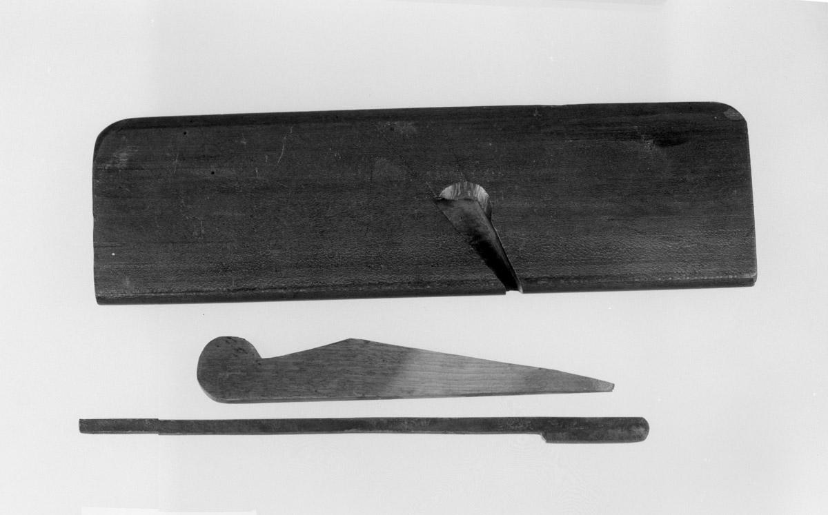 1957.0093.017 A-C Round plane