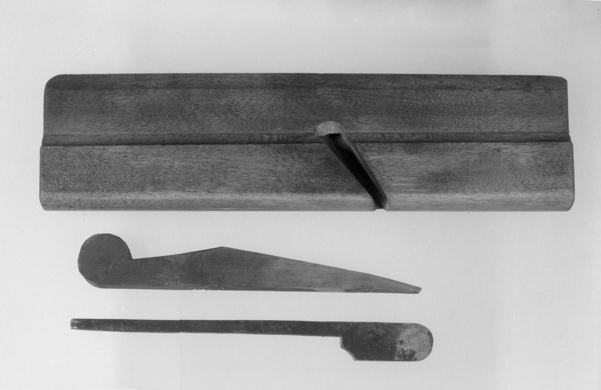 1957.0093.020 A-C Round plane