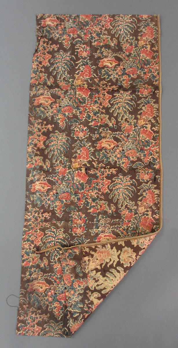 1969.3261.001 Textile, printed folded corner