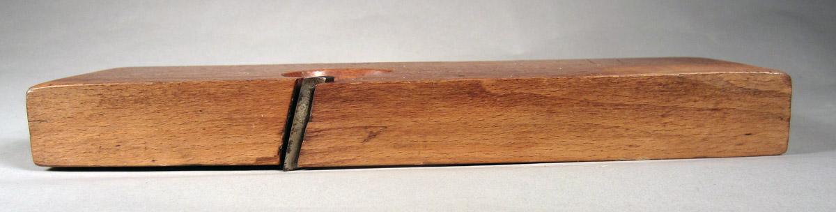 1957.0093.030 A-C Rabbet plane, Underside