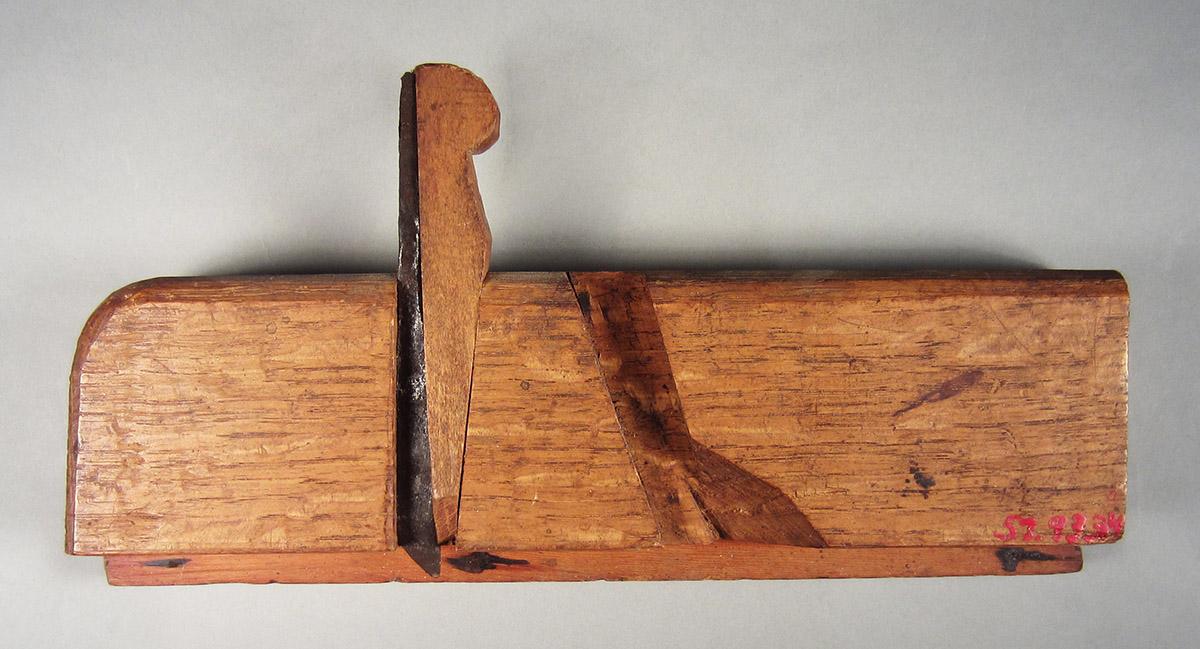 1957.0093.034 A-C Molding plane, side 1