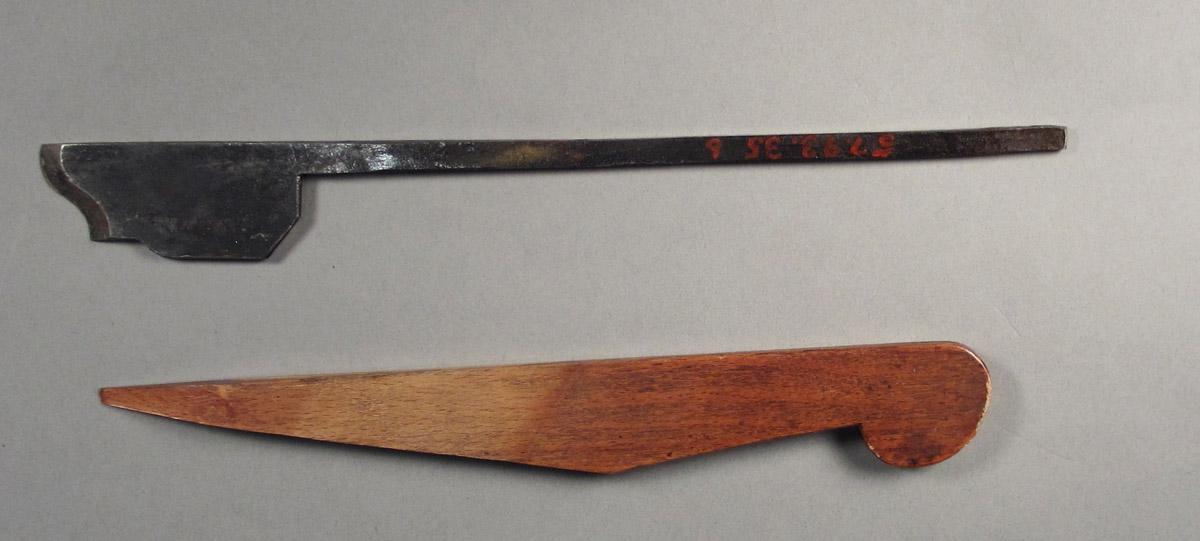 1957.0093.035 B-C Ogee plane, Wedge iron