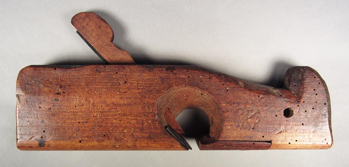 1957.0093.038 A-C, Round plane, side 1
