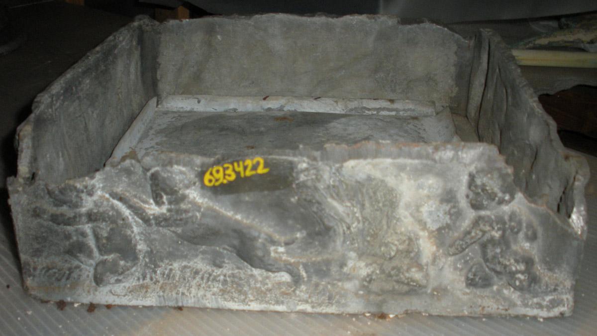 1969.3422 tray front view