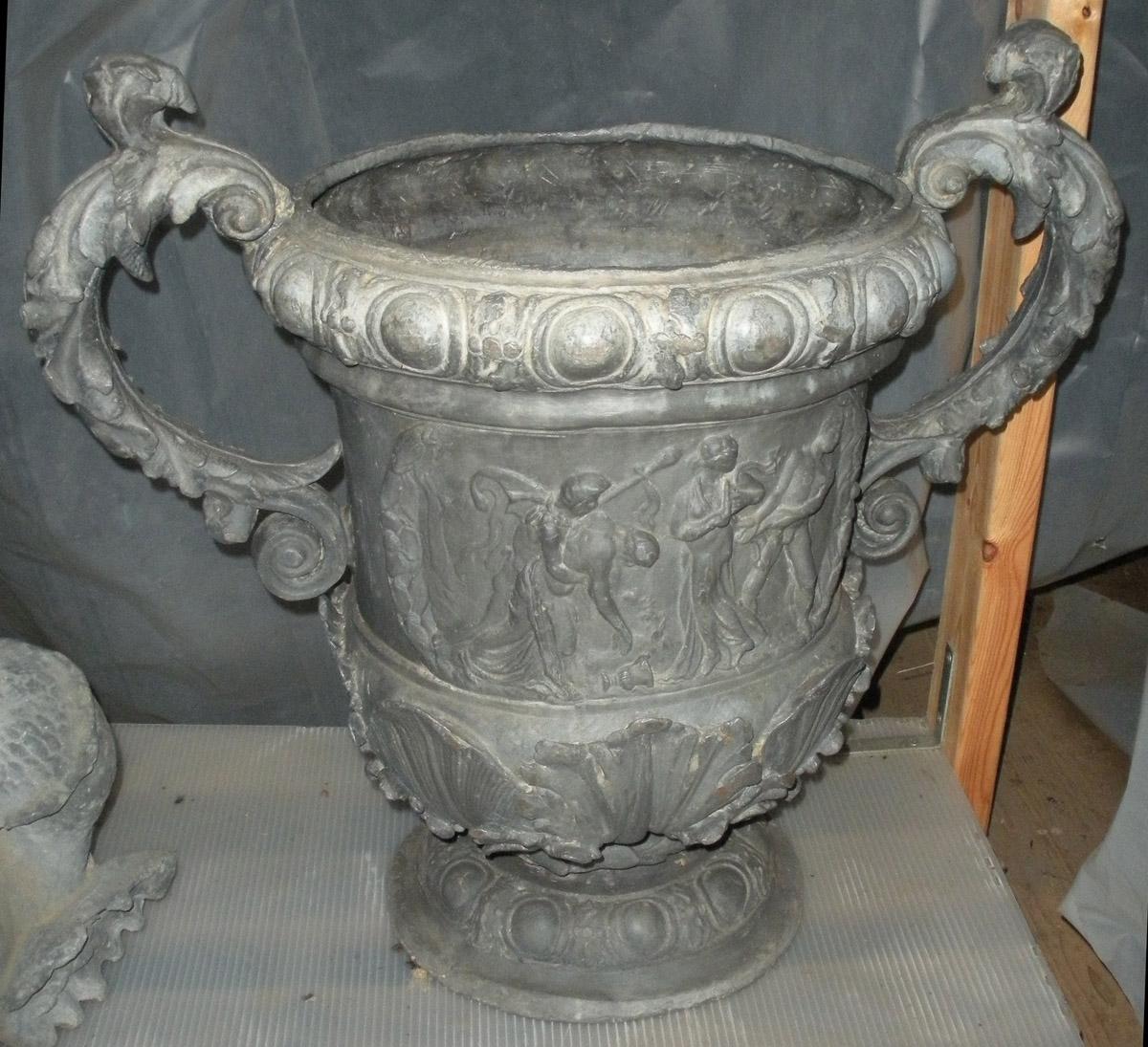 1969.3436.001 urn front view