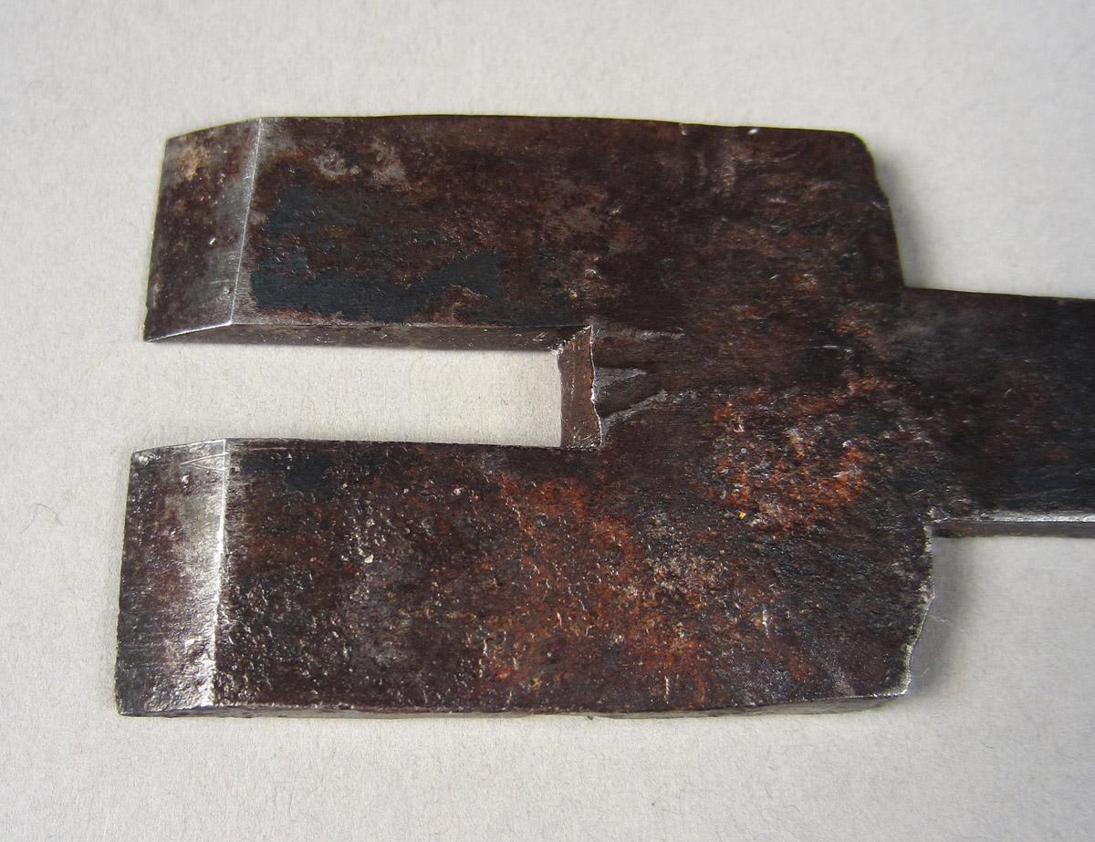 1957.0093.048 A-F Tongue plane, blade edge