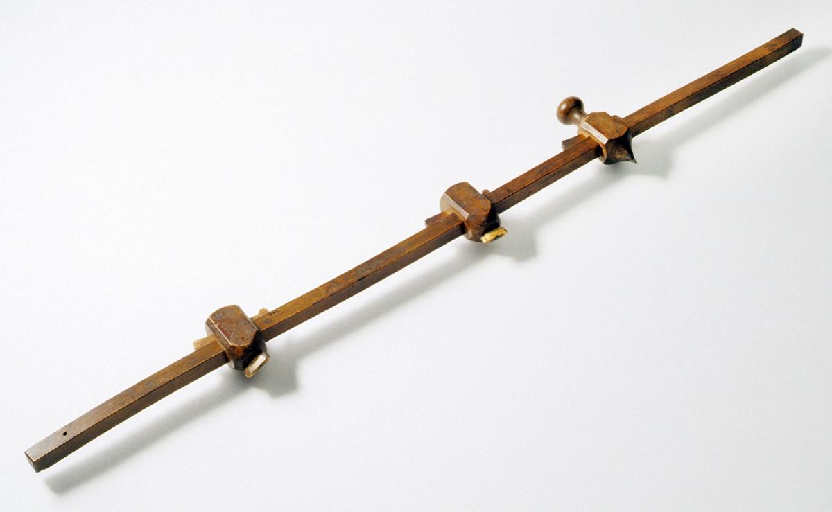 1957.0093.049 A-G Compass Bar with Blocks
