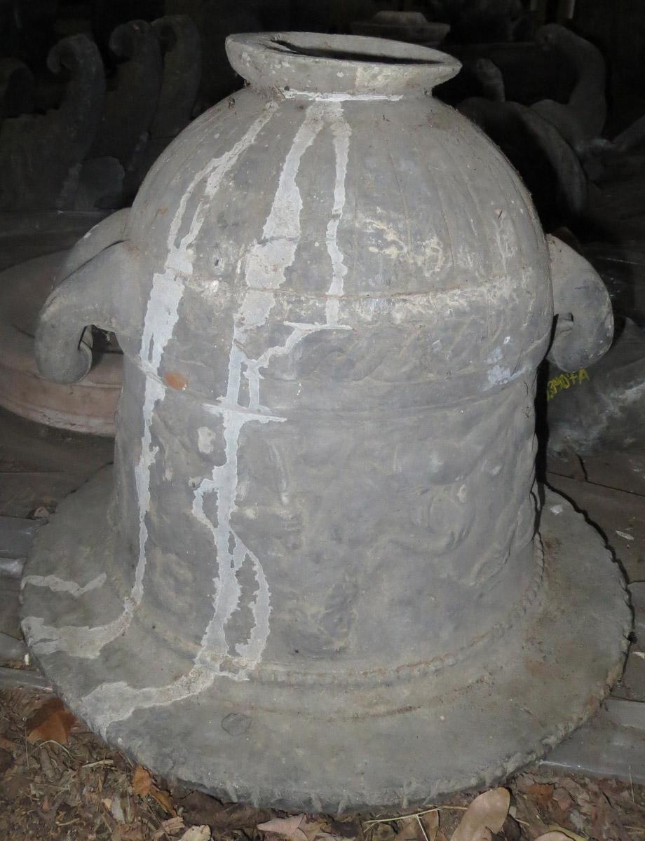 1969.3454.001 urn front view