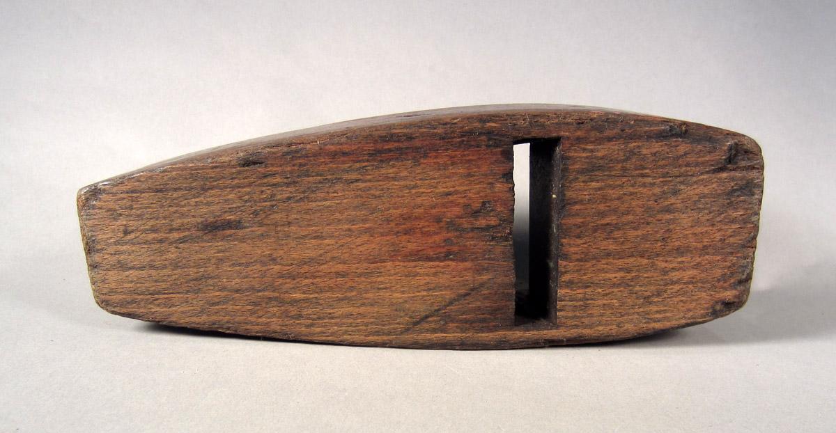 1957.0093.057 A Smoothing plane, Underside
