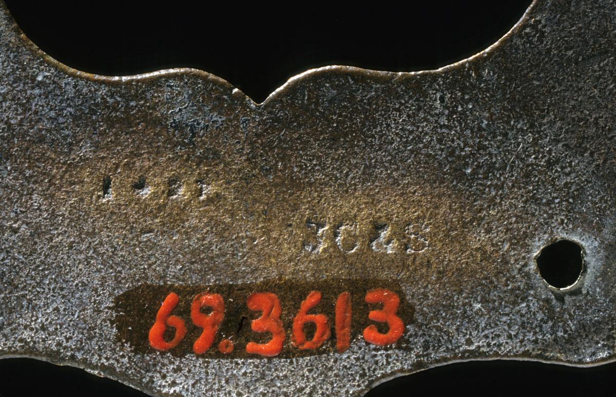 1969.3613 Lifting handle, underside