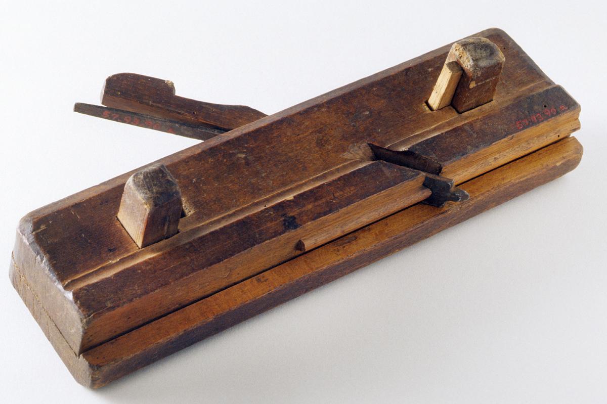 1957.0093.090 A-F Table Round Plane