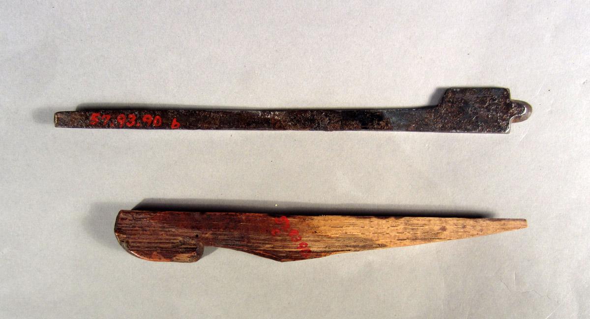 1957.0093.090 B--C Table round plane, View 2