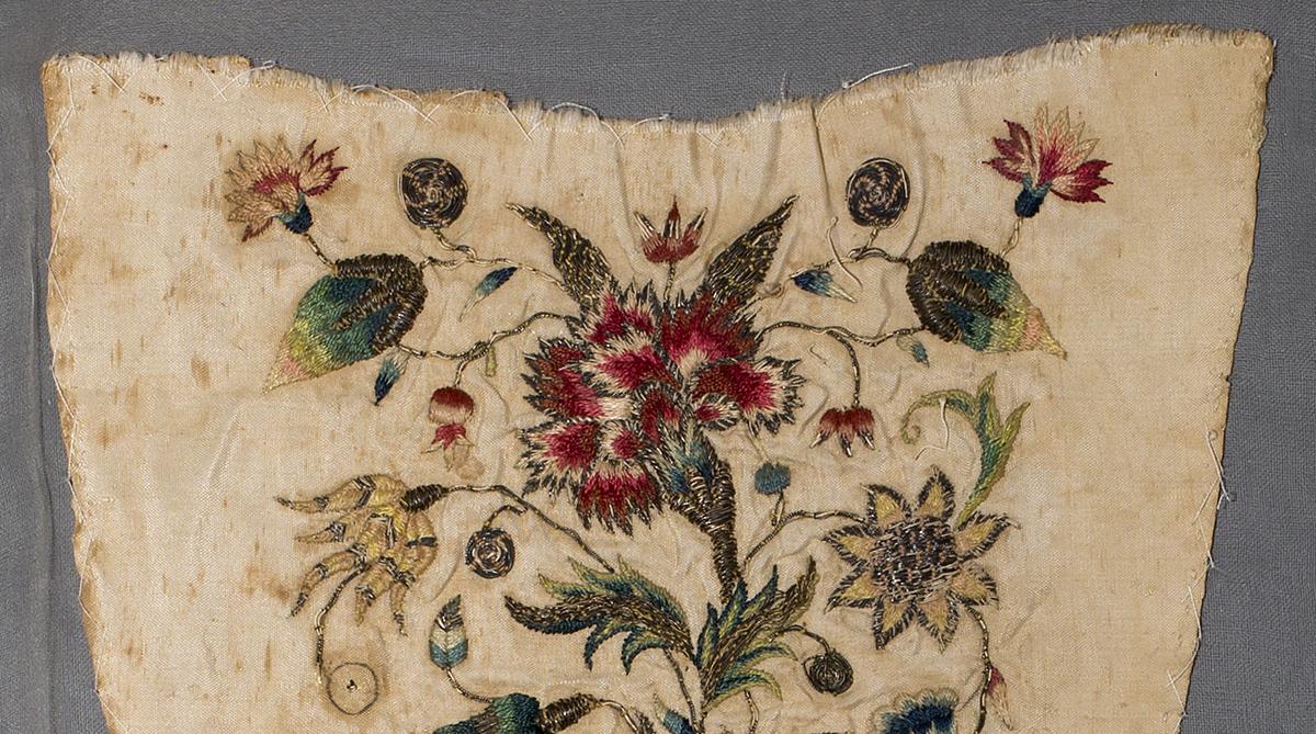 1969.3791 Stomacher, Detail