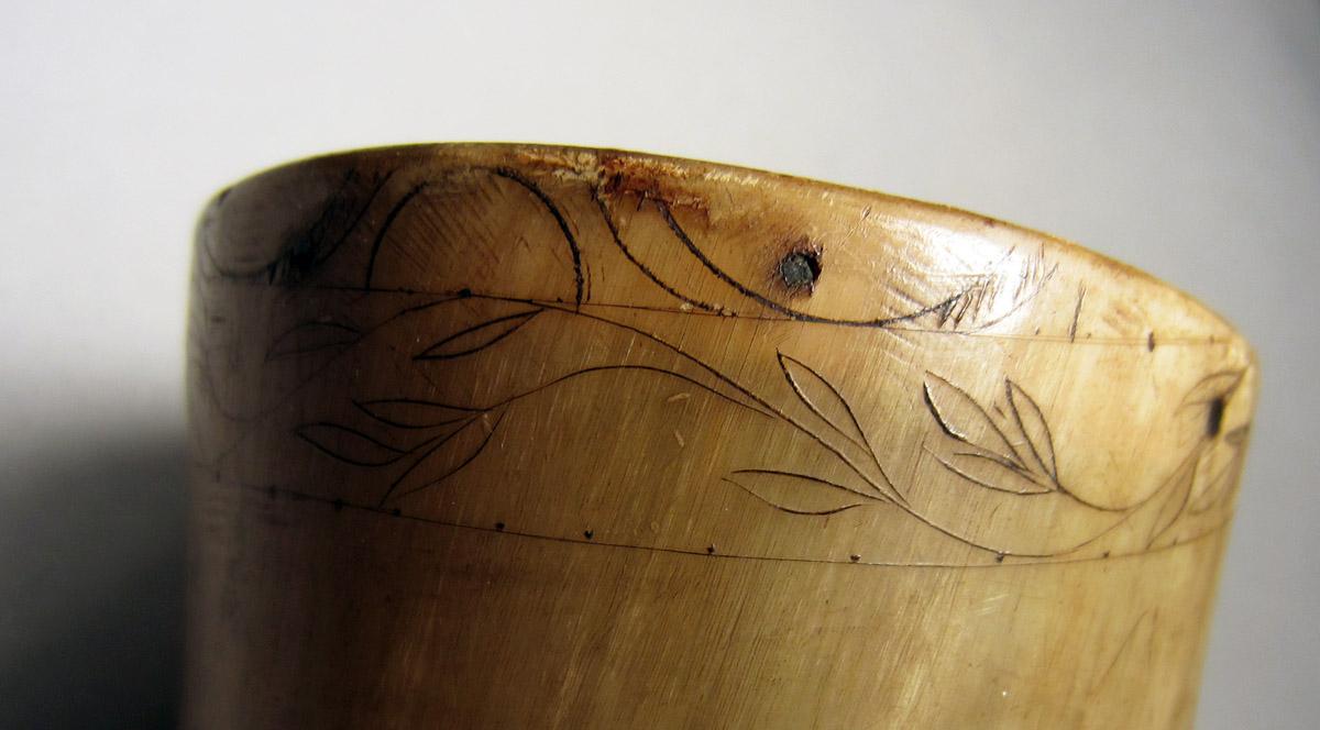 1957.0100.002 Powder horn, Detail