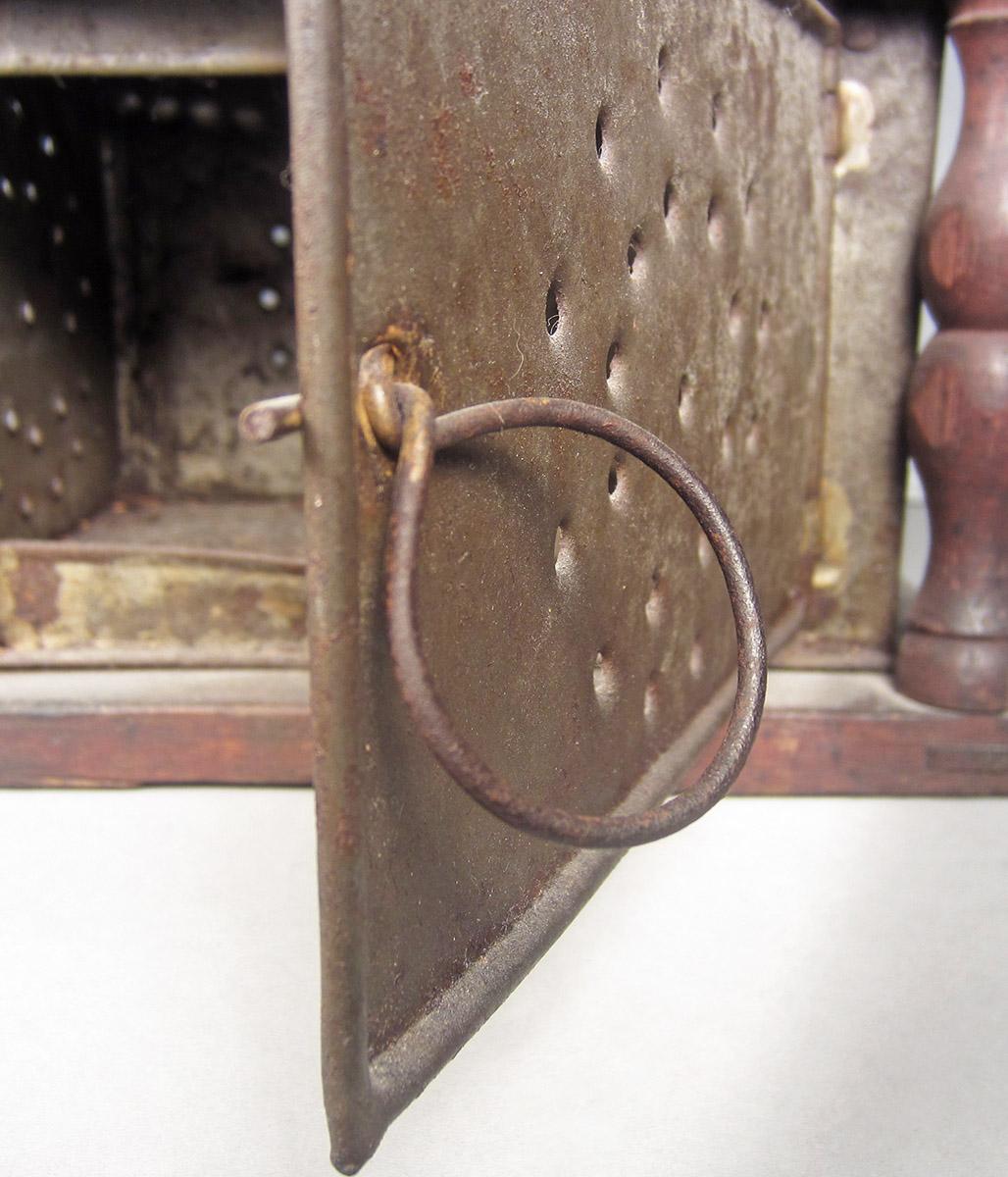 1957.0100.004, Foot warmer, latch detail