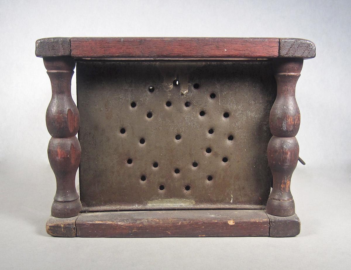 1957.0100.004, Foot warmer, side 1