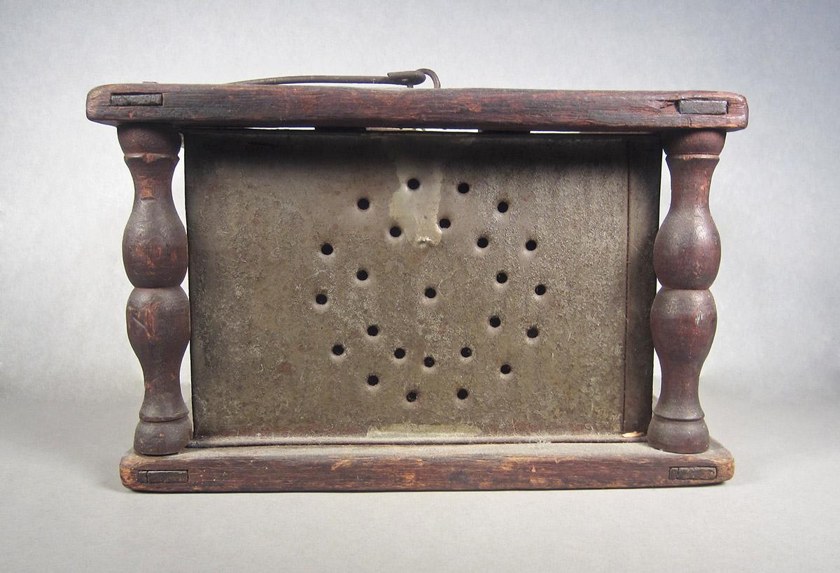 1957.0100.004, Foot warmer, back