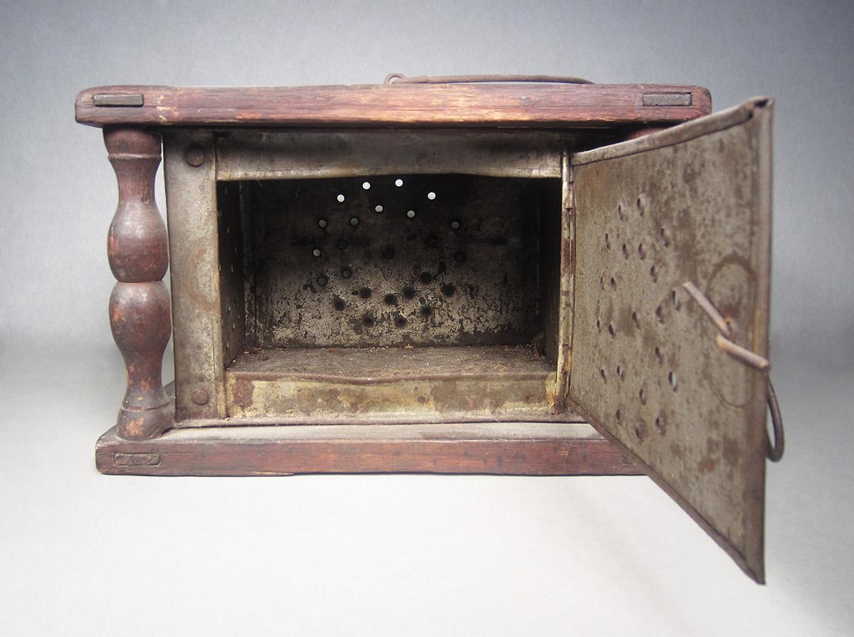1957.0100.004, Foot warmer, open