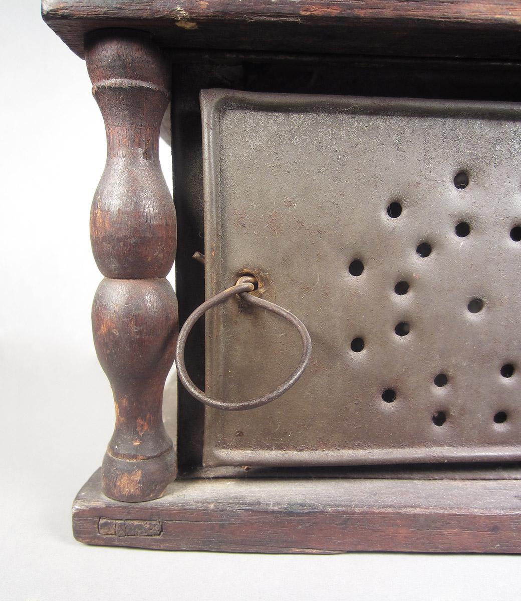 1957.0100.004, Foot warmer, door detail