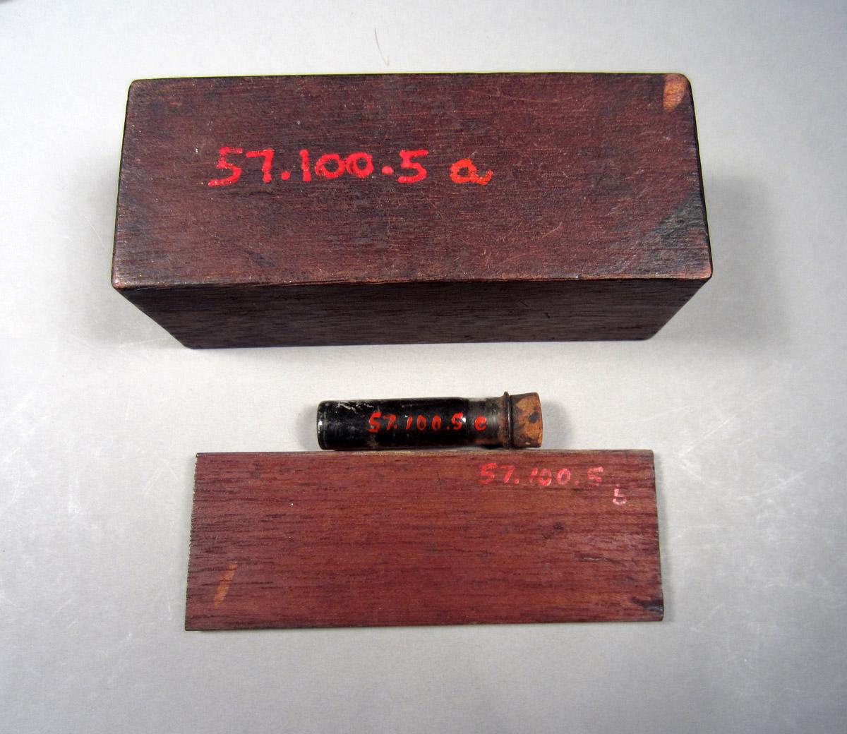 1957.0100.005 A-C Box, underside