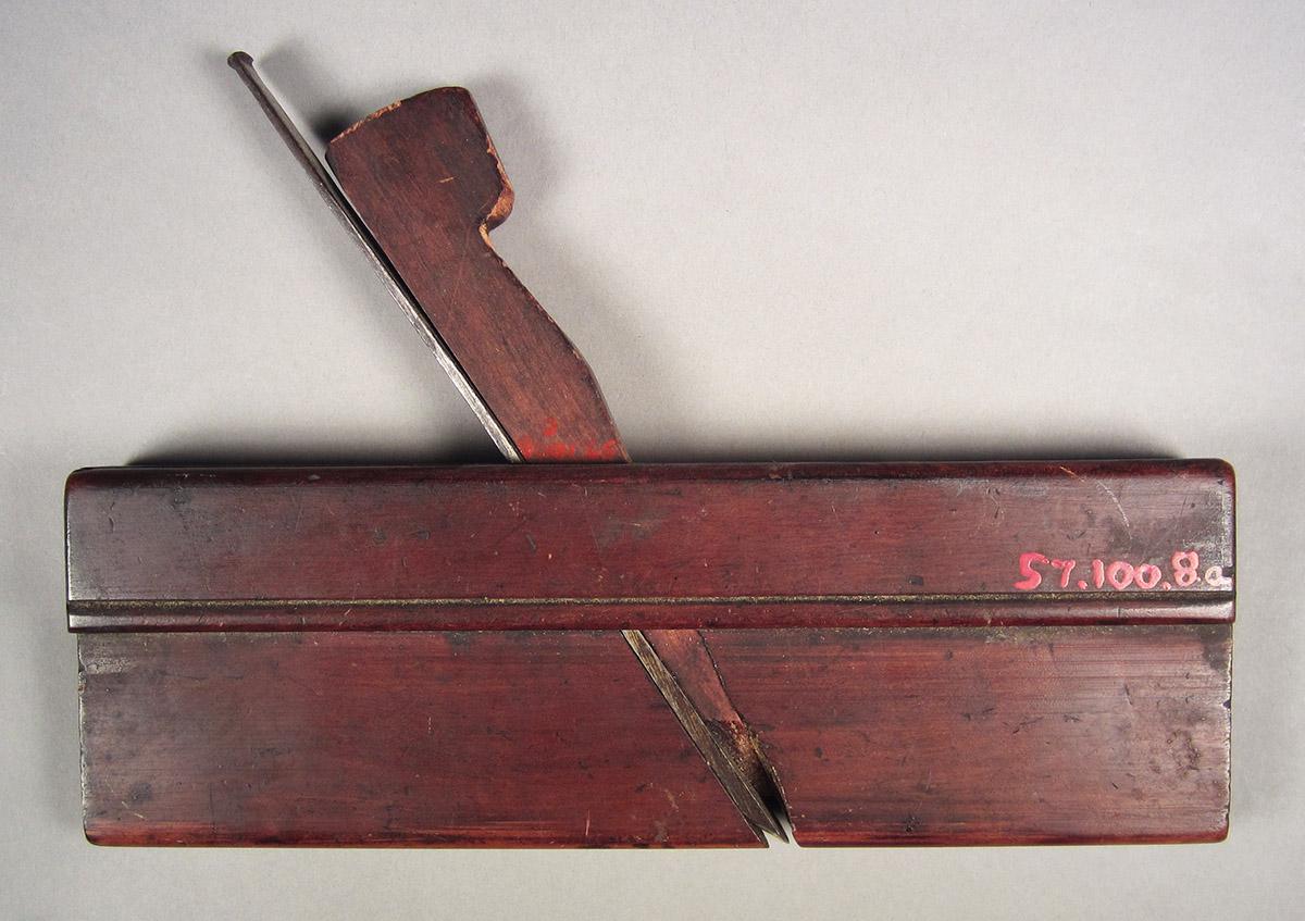 1957.0100.008 A-C, Round plane, side 1