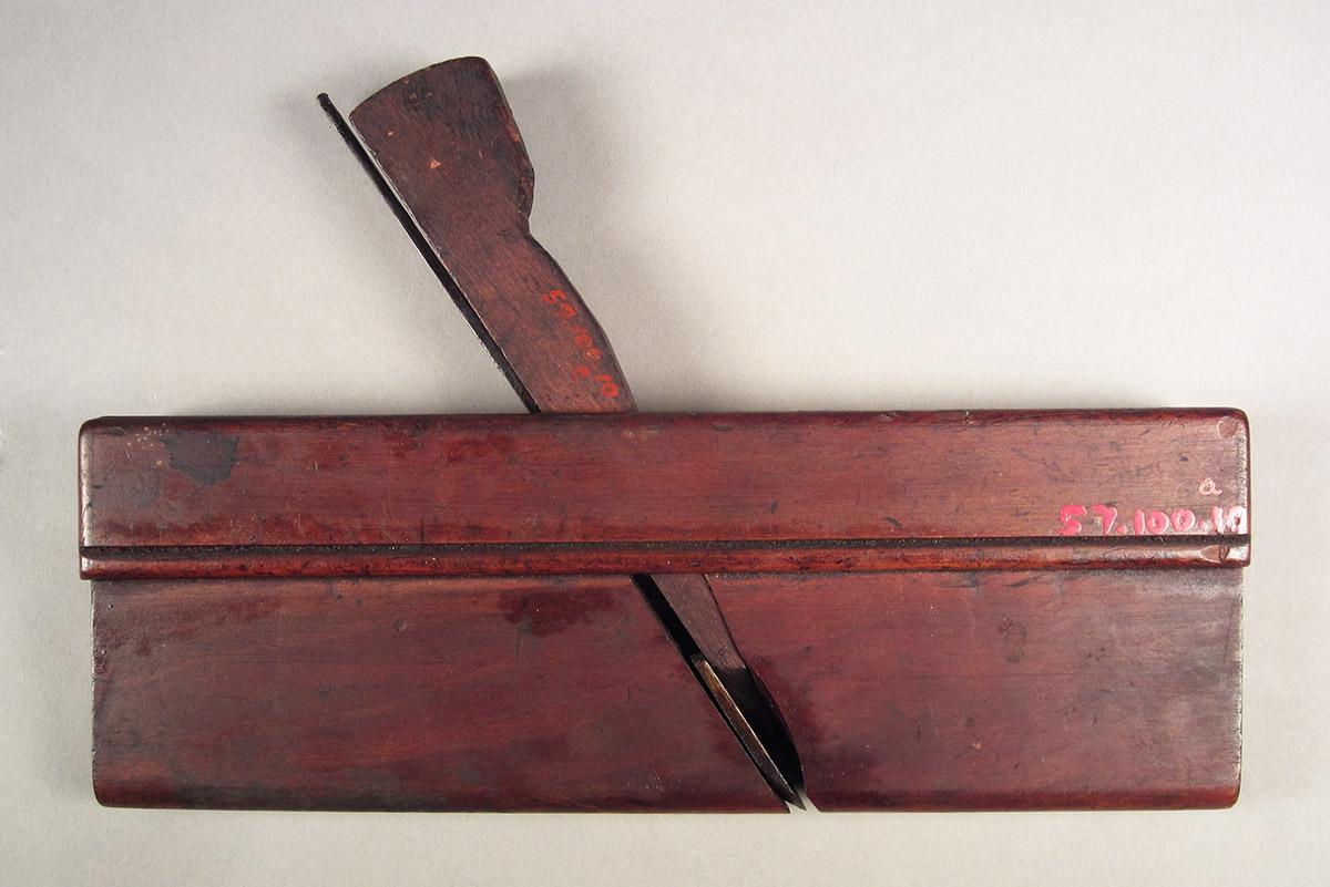 1957.0100.010 A-C, Round plane, overall side 1