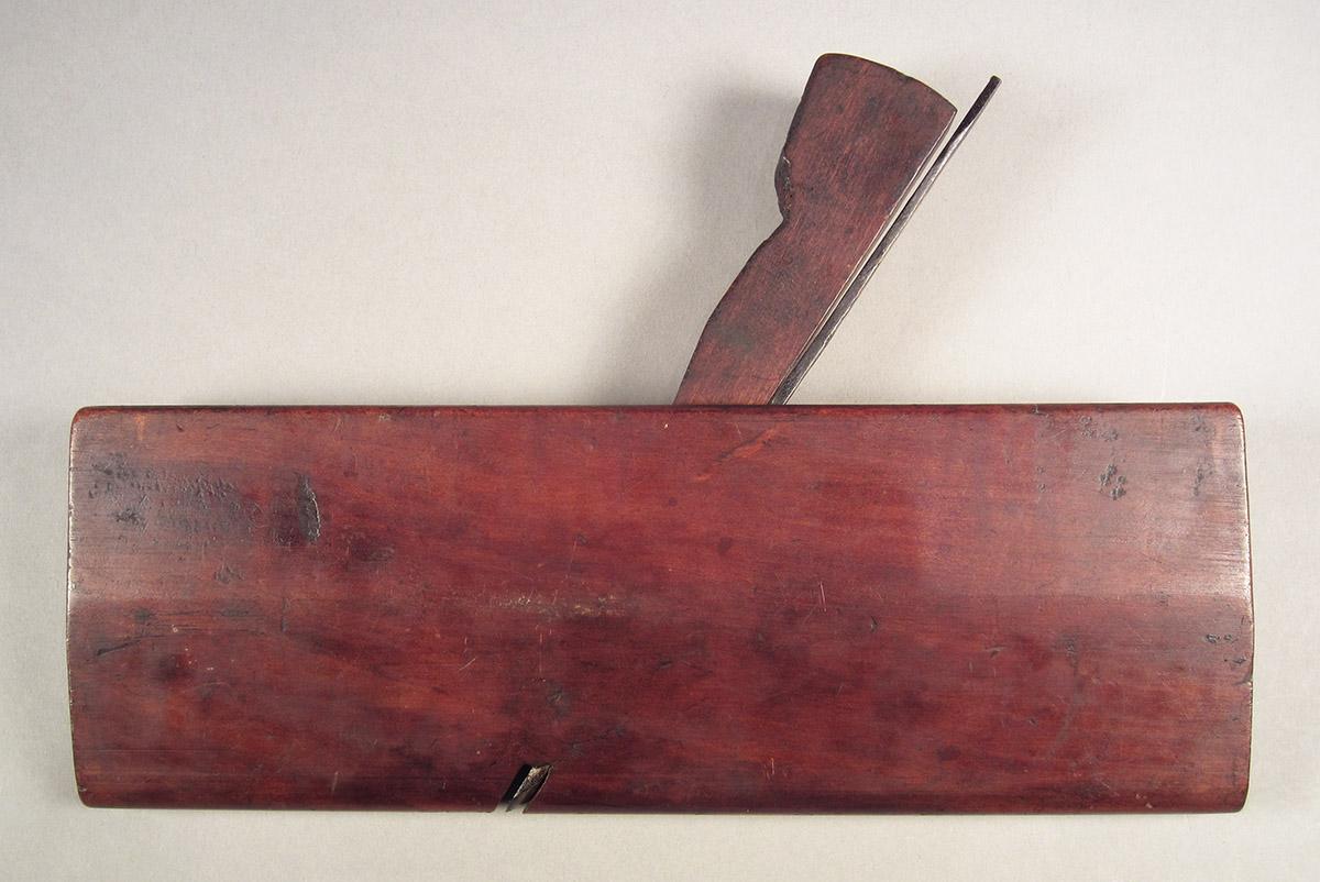 1957.0100.010 A-C, Round plane, overall side 2