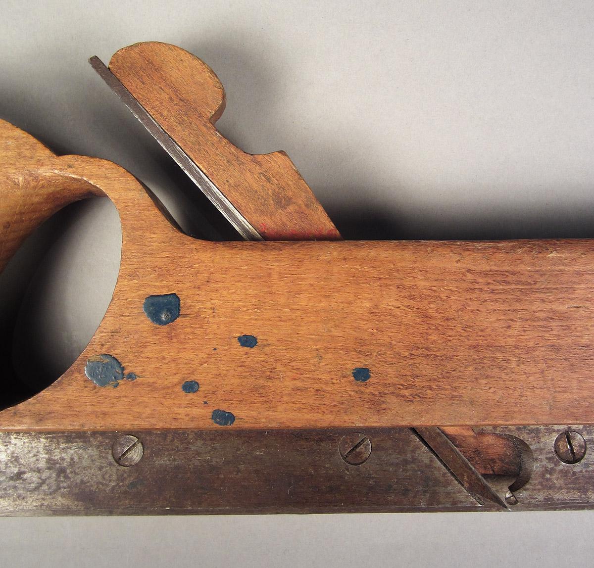 1957.0100.015 A-C, Groove plane, detail