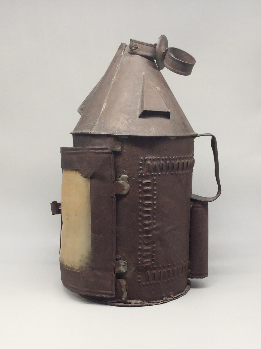1957.0107.002 Lantern, view 2