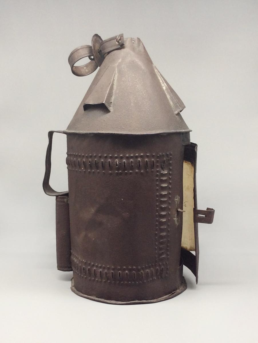 1957.0107.002 Lantern, view 4