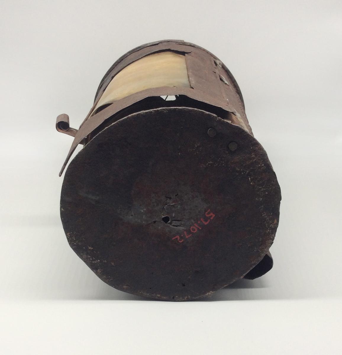1957.0107.002 Lantern, view 6