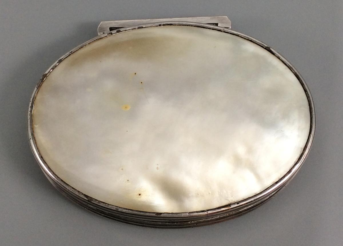 1957.0111.001 Box, detail 2