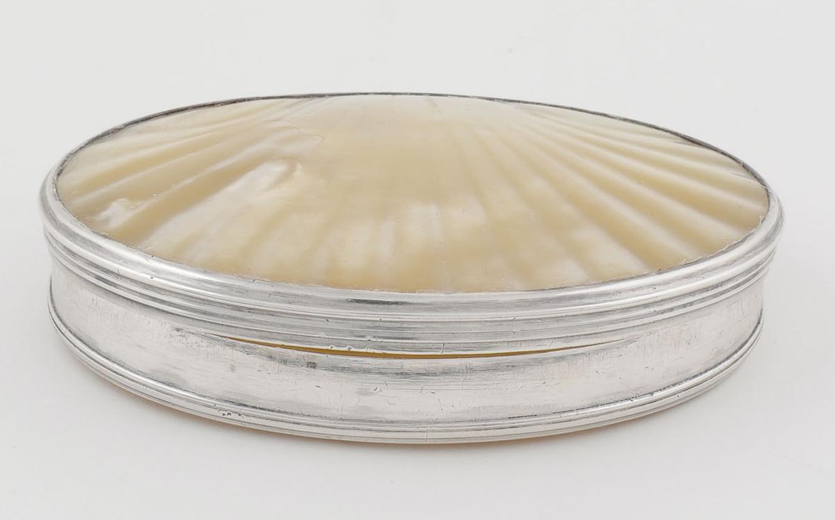 1957.0111.001 Silver and Shell Box