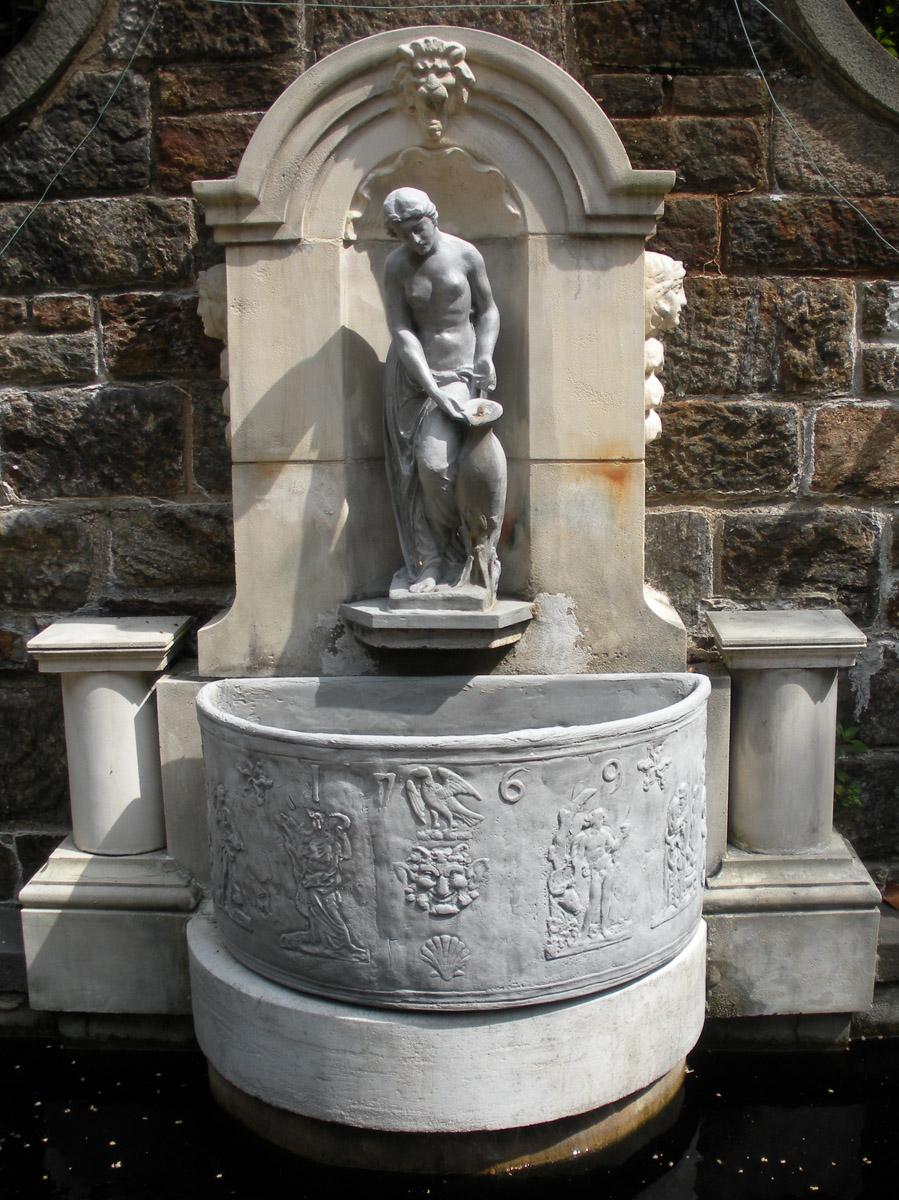 1969.4084 fountain base