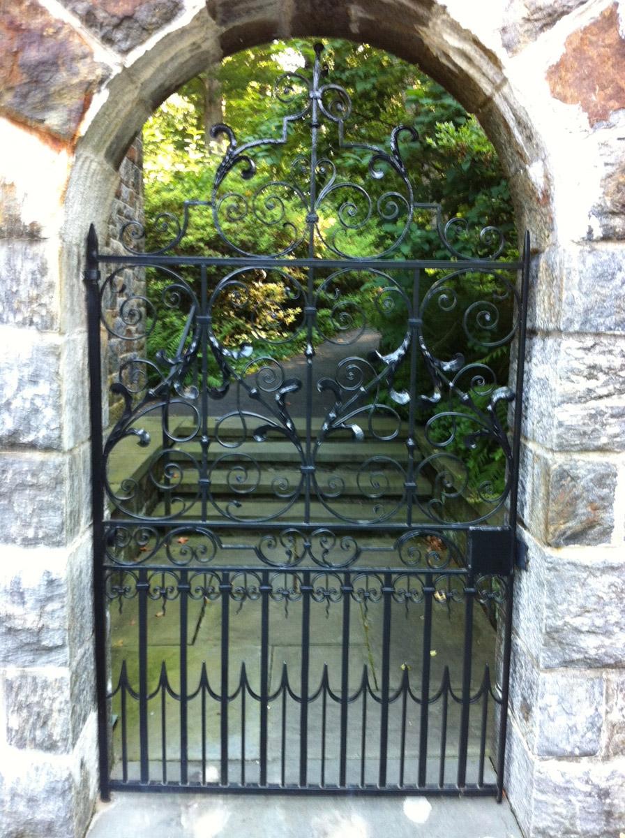 1969.4137.001 gate front view