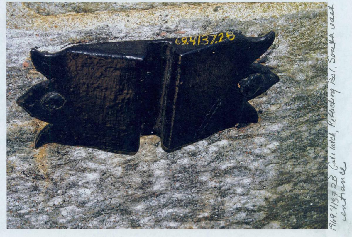 1969.4137.002 B Gate latch
