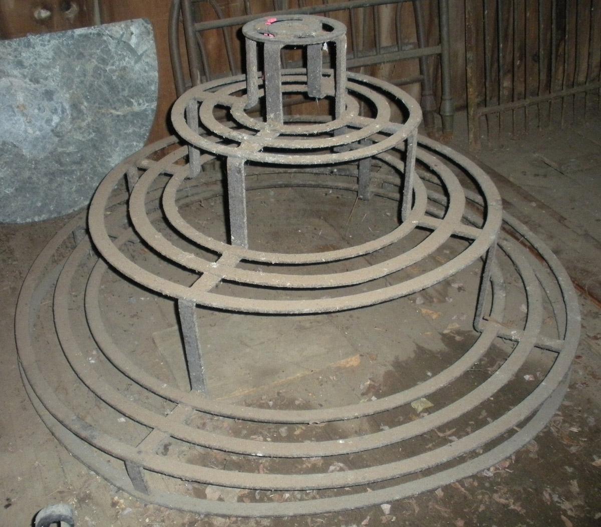 1969.4173 plant stand front view