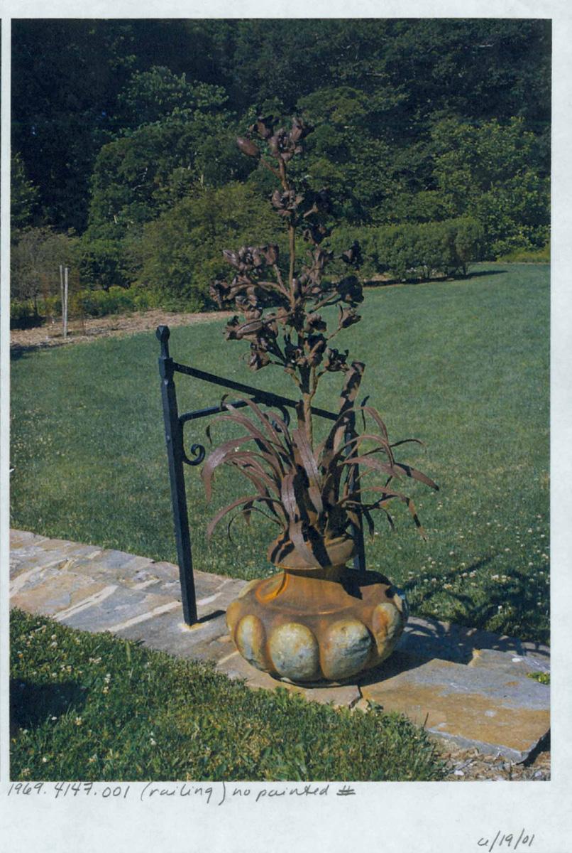 1969.4178.001 Floral sculpture (view 2)