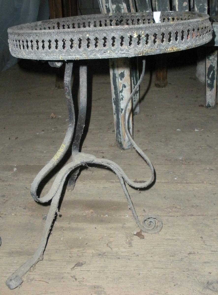 1969.4198 table front view