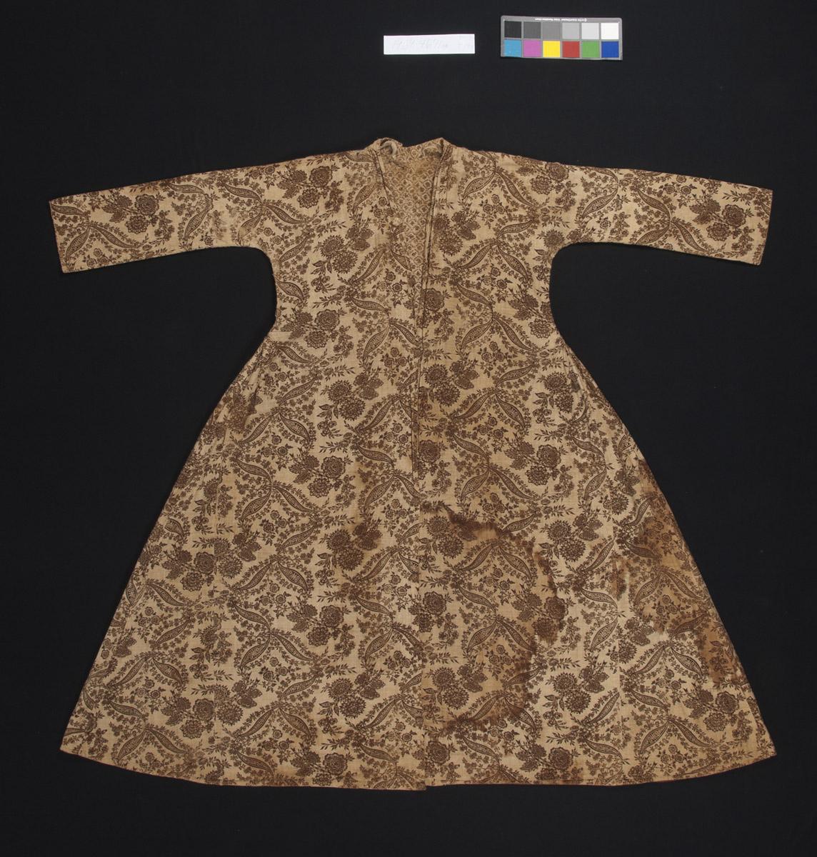 1969.4671 Gown, view 2, front