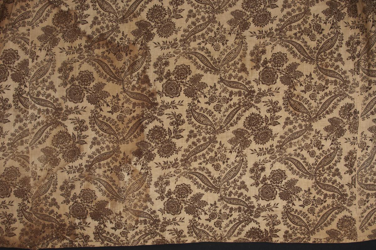 1969.4671 Gown, detail 2
