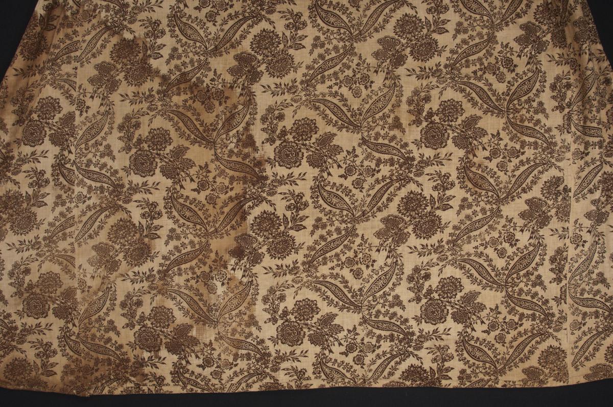 1969.4671 Gown, detail 3