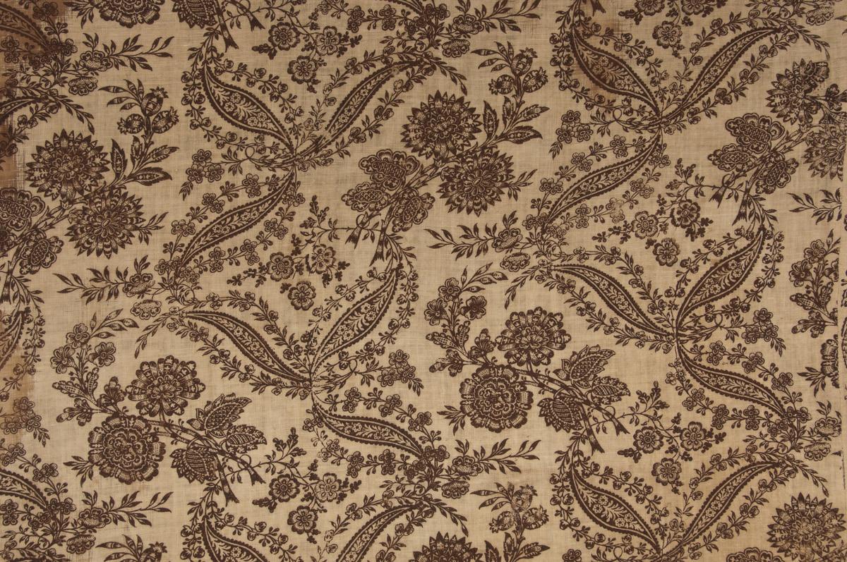 1969.4671 Gown, detail 4
