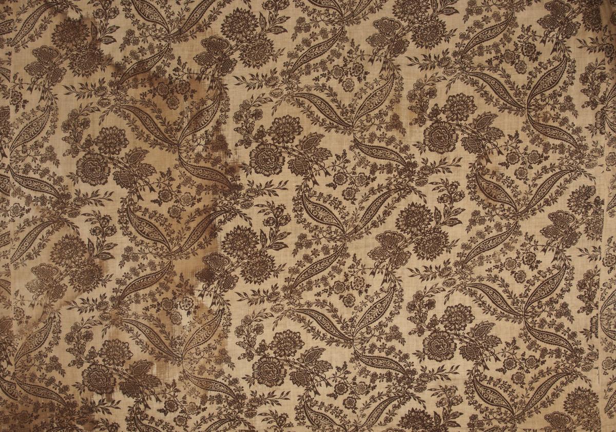 1969.4671 Gown, detail 5
