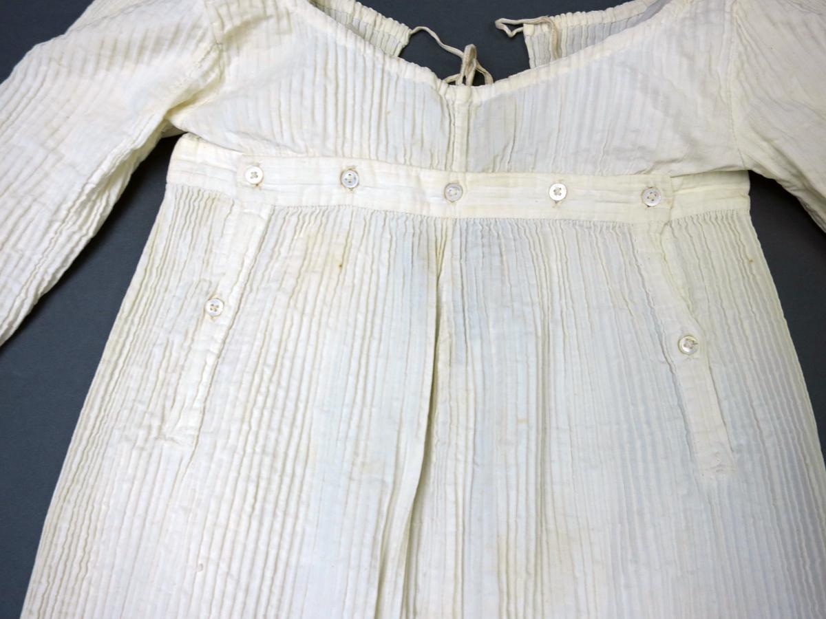 1969.4683 Skeleton suit, Buttons
