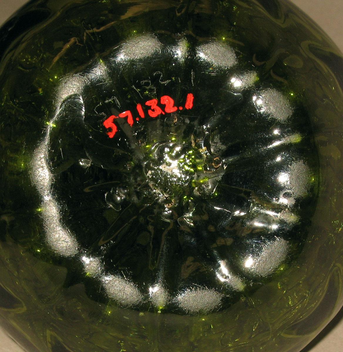 1957.0132.001 Glass bottle (underside)