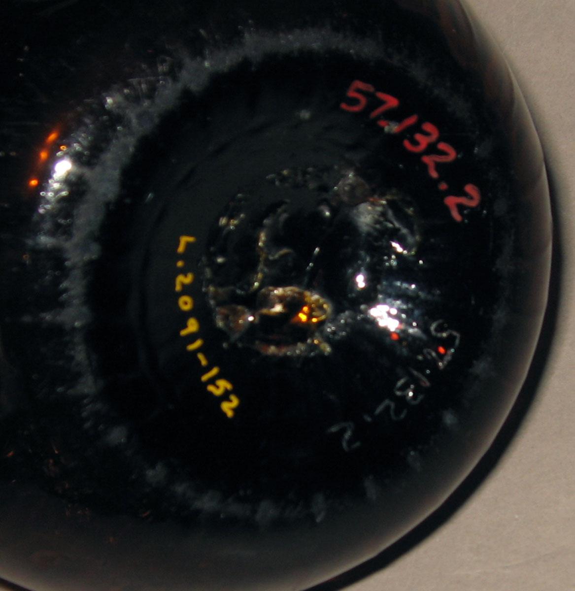 1957.0132.002 Amber glass bottle (underside)
