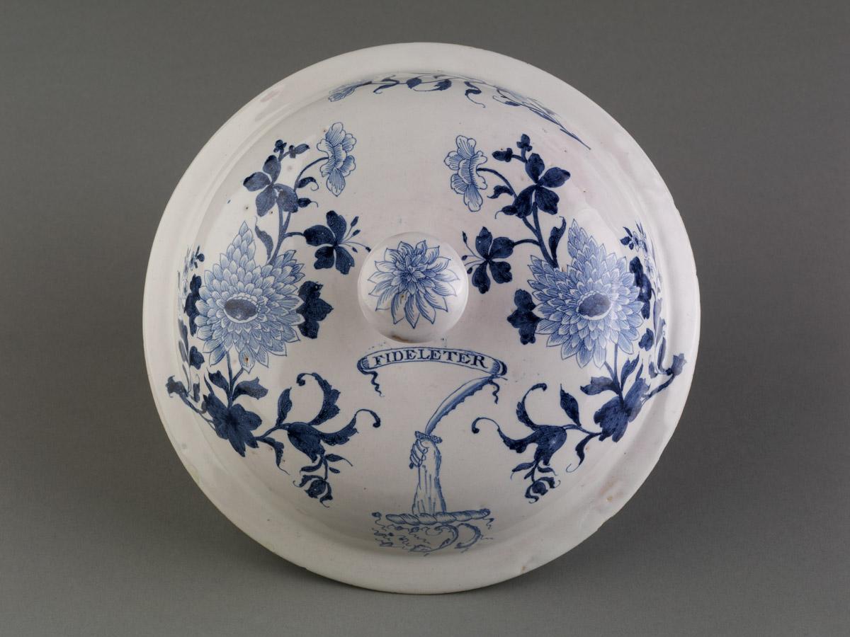 1957.0536 A, B Delft posset pot (top-lid)