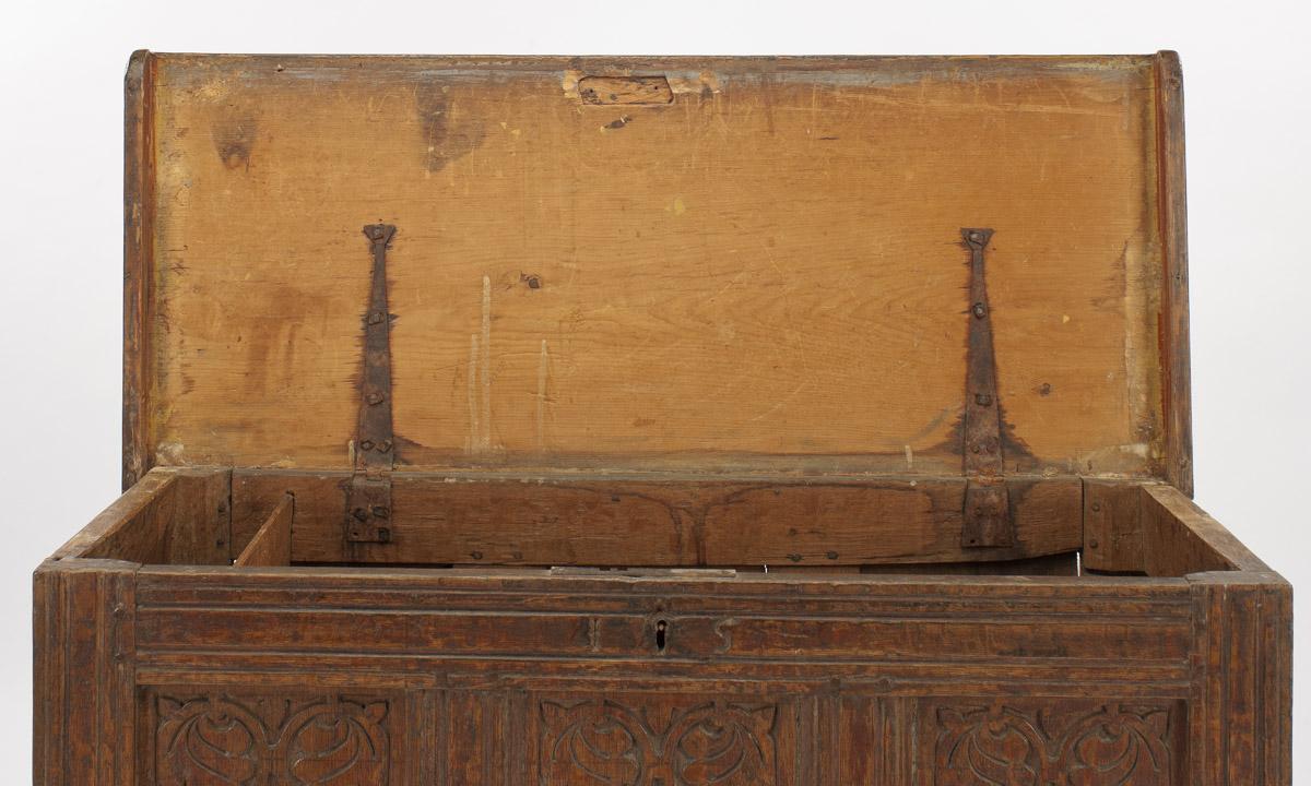 1957.0539 Chest (detail 2)