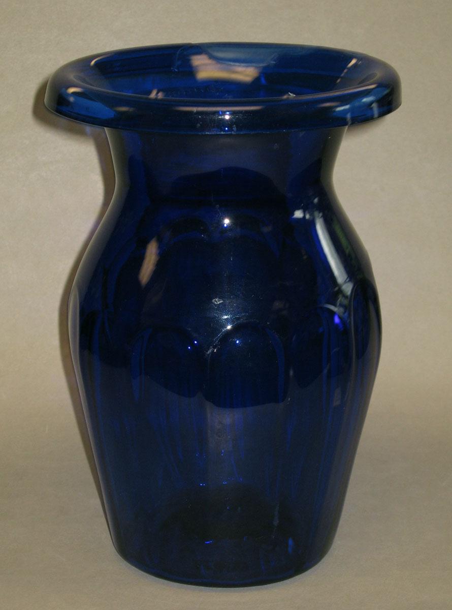 1969.5298 Glass vase